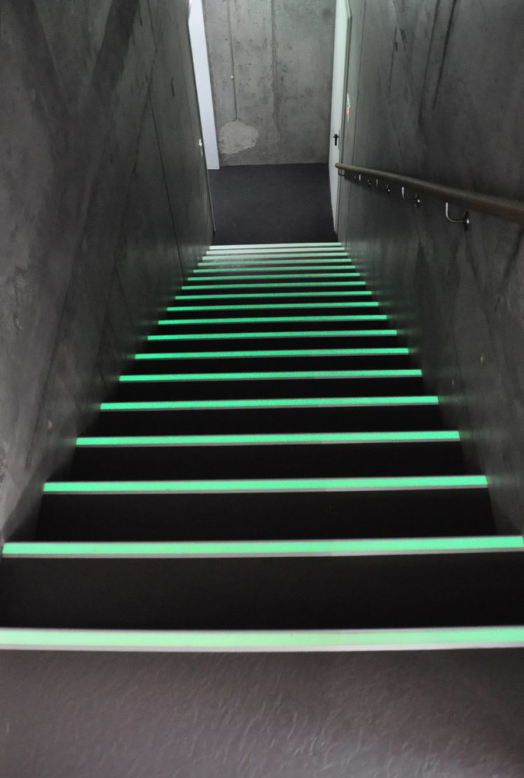 Treppe mit Fluoreszierender Kante